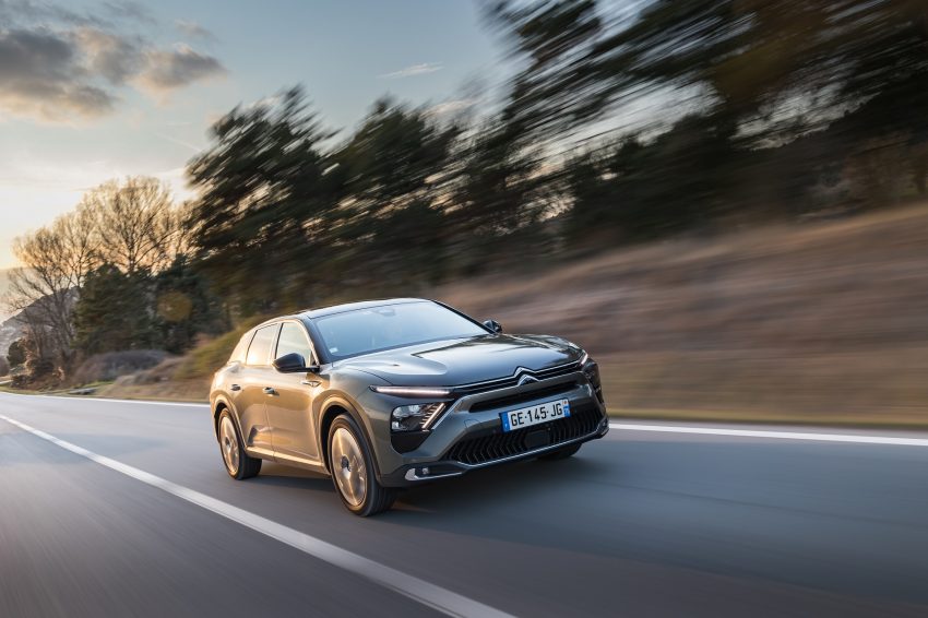 2022 Citroën C5 X Hybrid - Front Three-Quarter Wallpaper 850x566 #1