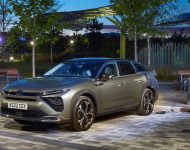 2022 Citroën C5 X Hybrid - UK version - Front Three-Quarter Wallpaper 190x150