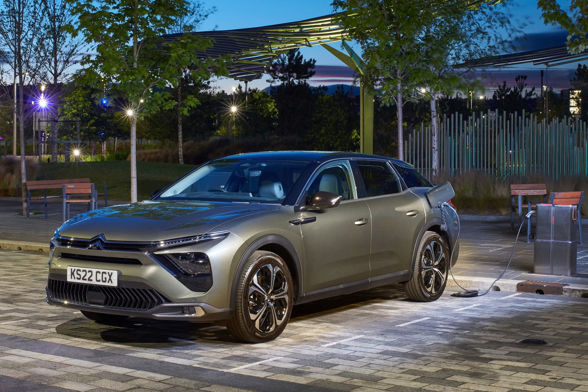 Download 2022 Citroën C5 X Hybrid - UK version - Front Three-Quarter HD Wallpaper 1921x1280 #22