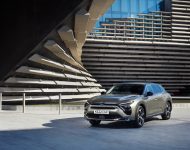 2022 Citroën C5 X Hybrid - UK version - Front Three-Quarter Wallpaper 190x150