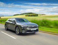 2022 Citroën C5 X Hybrid - UK version - Front Three-Quarter Wallpaper 190x150