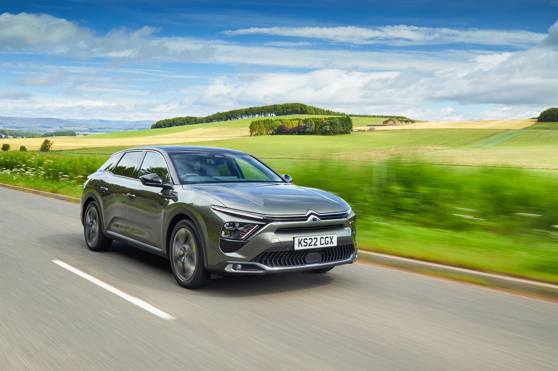Download 2022 Citroën C5 X Hybrid - UK version - Front Three-Quarter HD Wallpaper 1920x1279 #3