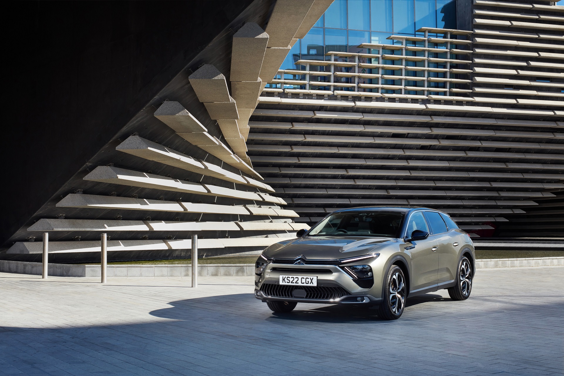 Download 2022 Citroën C5 X Hybrid - UK version - Front Three-Quarter HD Wallpaper 1921x1280 #23