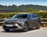 2022 Citroën C5 X Hybrid - UK version - Front Three-Quarter Wallpaper 190x150