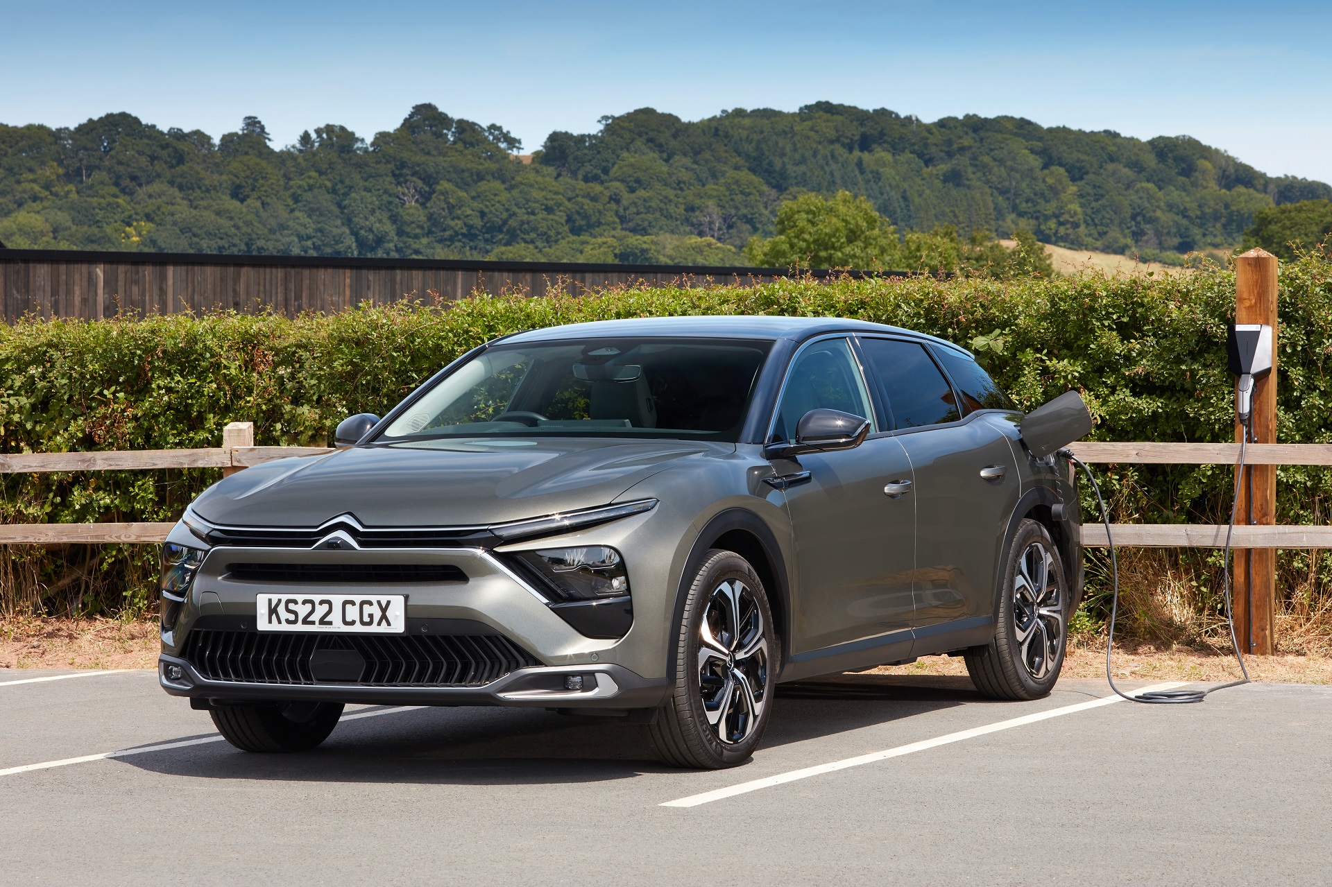 Download 2022 Citroën C5 X Hybrid - UK version - Front Three-Quarter HD Wallpaper 1920x1279 #9