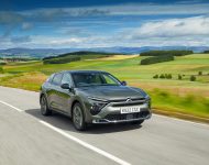 2022 Citroën C5 X Hybrid - UK version - Front Three-Quarter Wallpaper 190x150