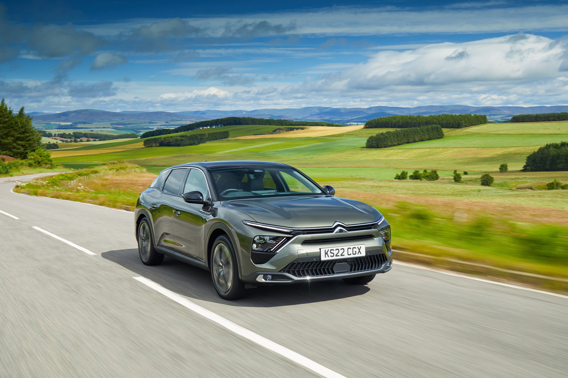 Download 2022 Citroën C5 X Hybrid - UK version - Front Three-Quarter HD Wallpaper 1920x1279 #4