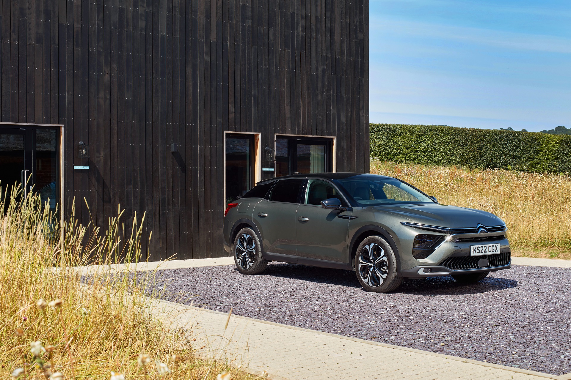 Download 2022 Citroën C5 X Hybrid - UK version - Front Three-Quarter HD Wallpaper 1920x1279 #10