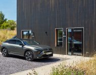 2022 Citroën C5 X Hybrid - UK version - Front Three-Quarter Wallpaper 190x150