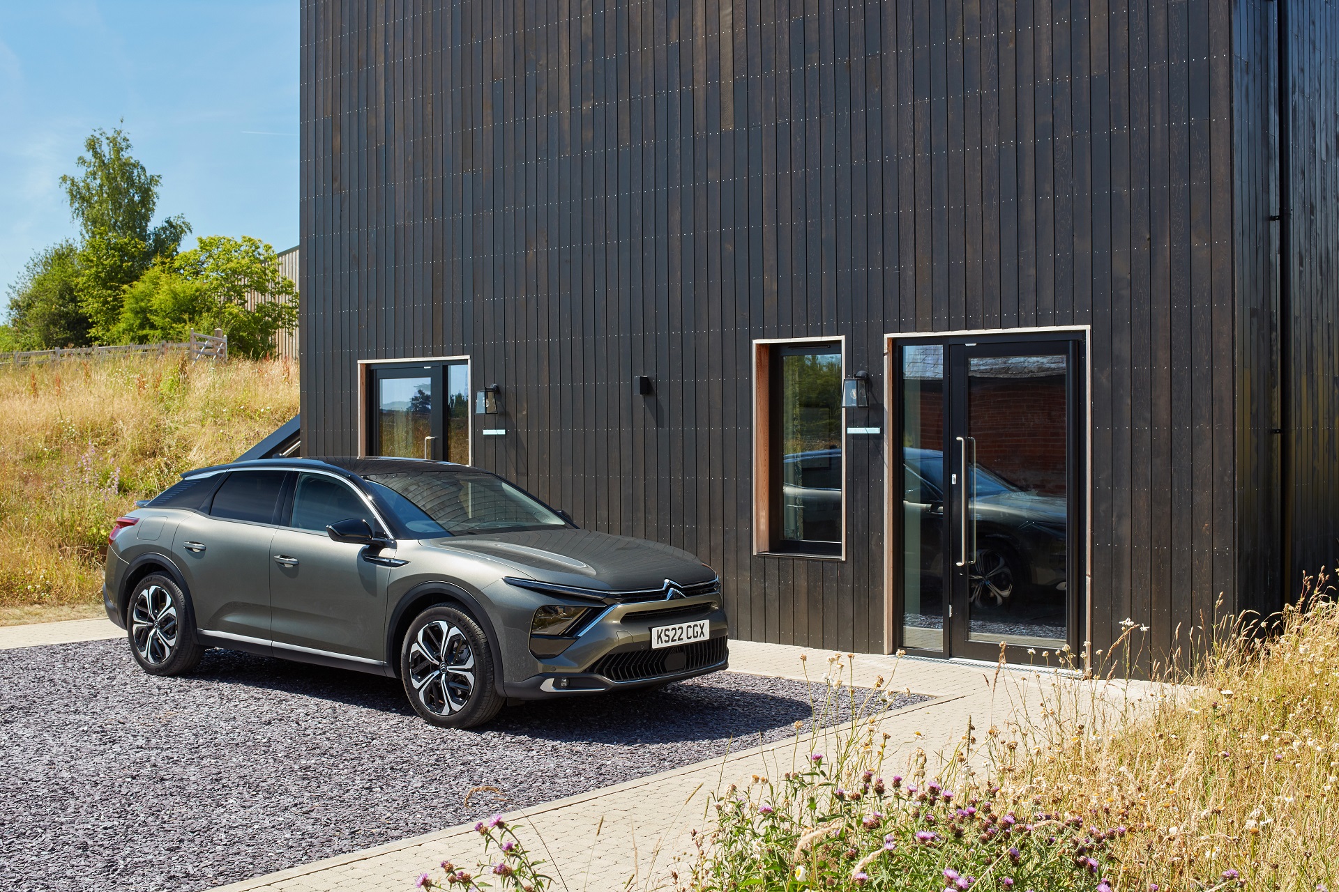 Download 2022 Citroën C5 X Hybrid - UK version - Front Three-Quarter HD Wallpaper 1920x1280 #11