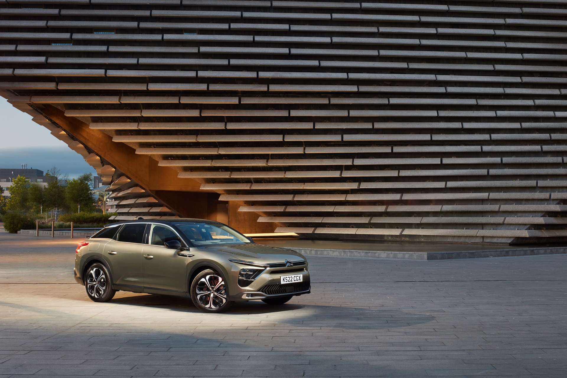 Download 2022 Citroën C5 X Hybrid - UK version - Front Three-Quarter HD Wallpaper 1920x1280 #26