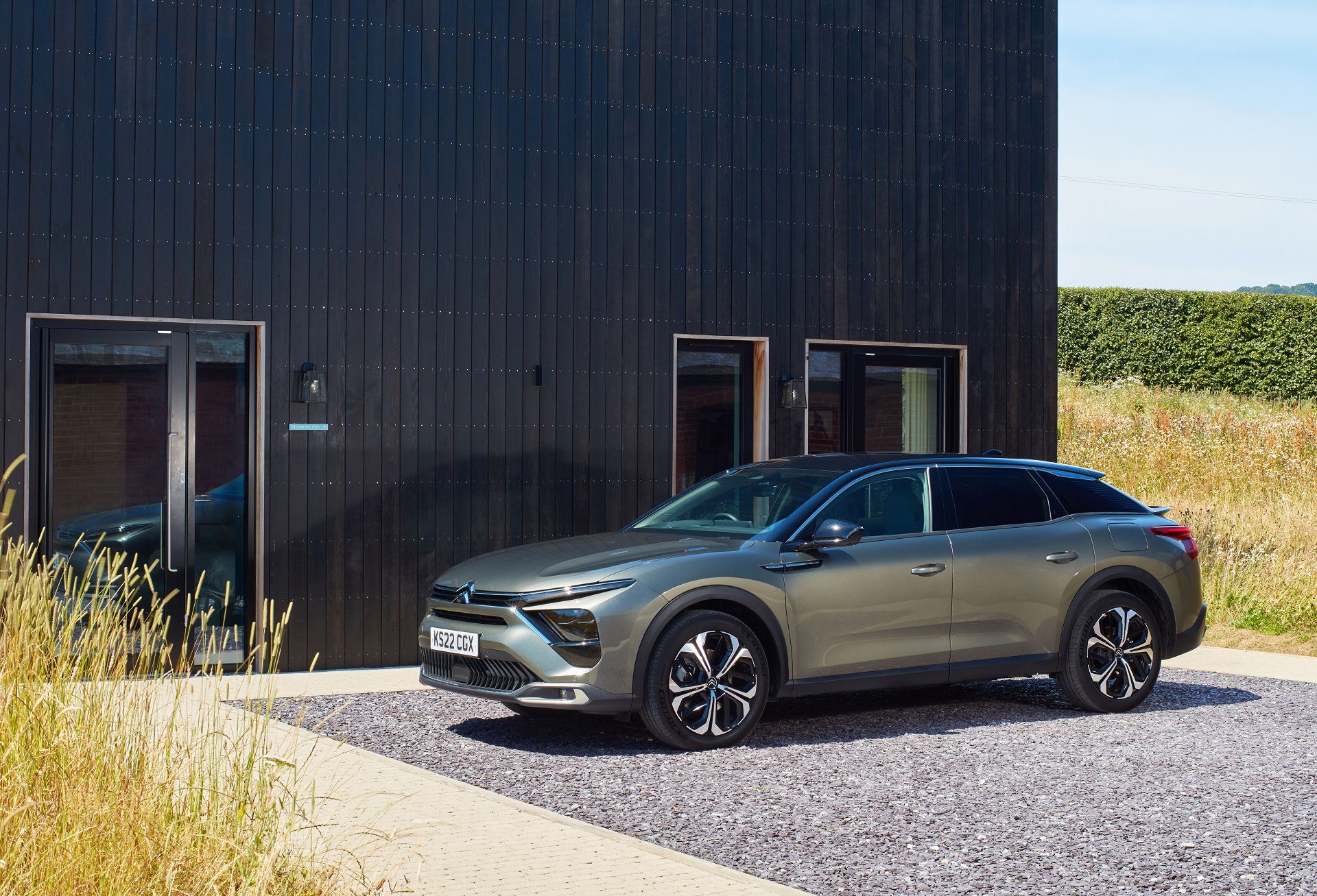 Download 2022 Citroën C5 X Hybrid - UK version - Front Three-Quarter HD Wallpaper 1920x1307 #13