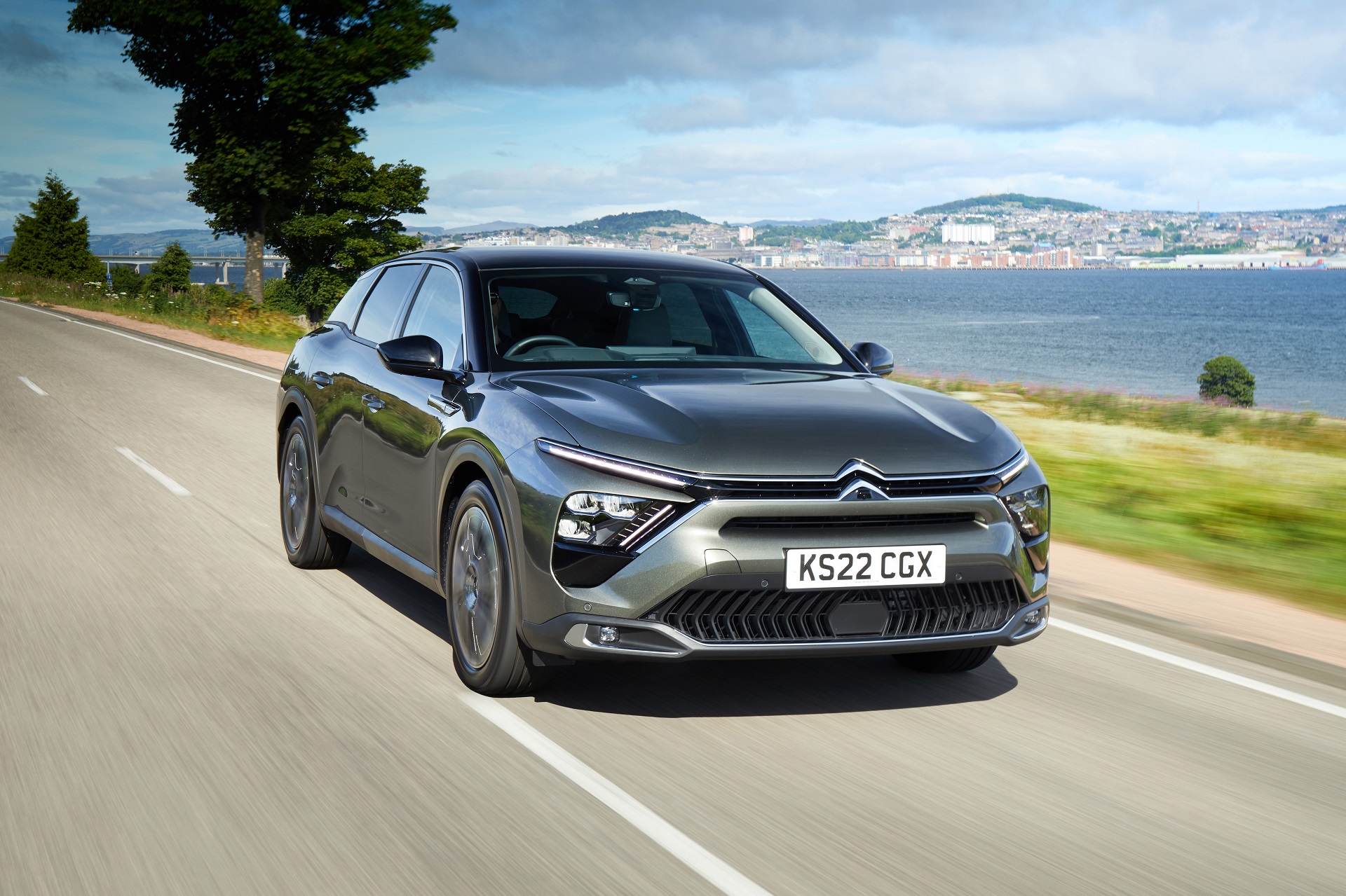 Download 2022 Citroën C5 X Hybrid - UK version - Front HD Wallpaper 1920x1279 #1