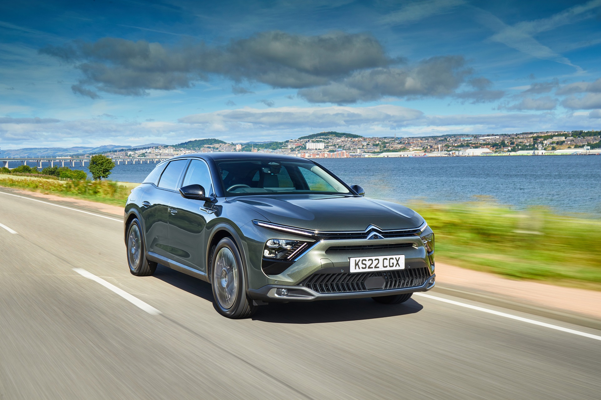 Download 2022 Citroën C5 X Hybrid - UK version - Front HD Wallpaper 1921x1280 #6