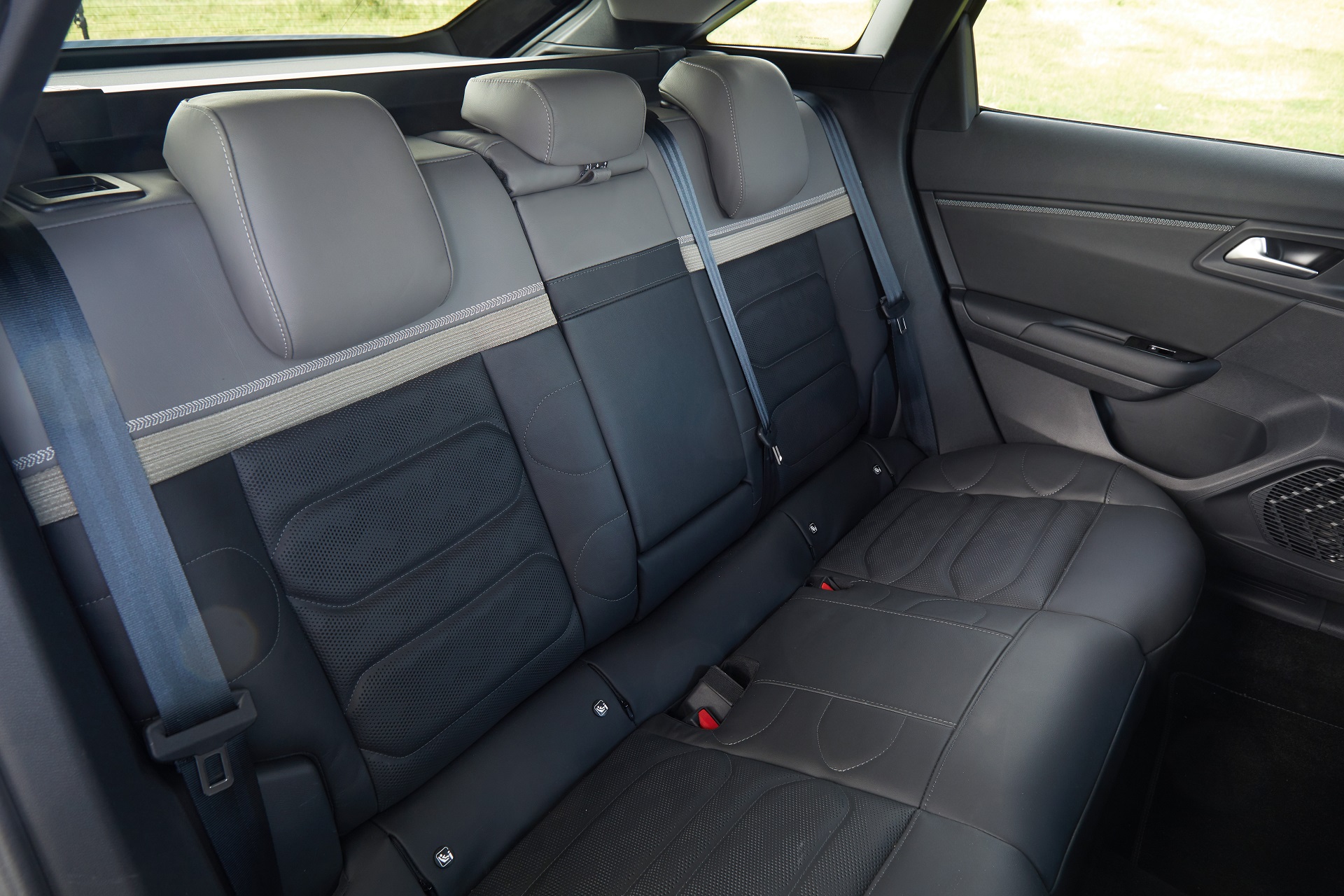 Download 2022 Citroën C5 X Hybrid - UK version - Interior, Rear Seats HD Wallpaper 1920x1280 #70