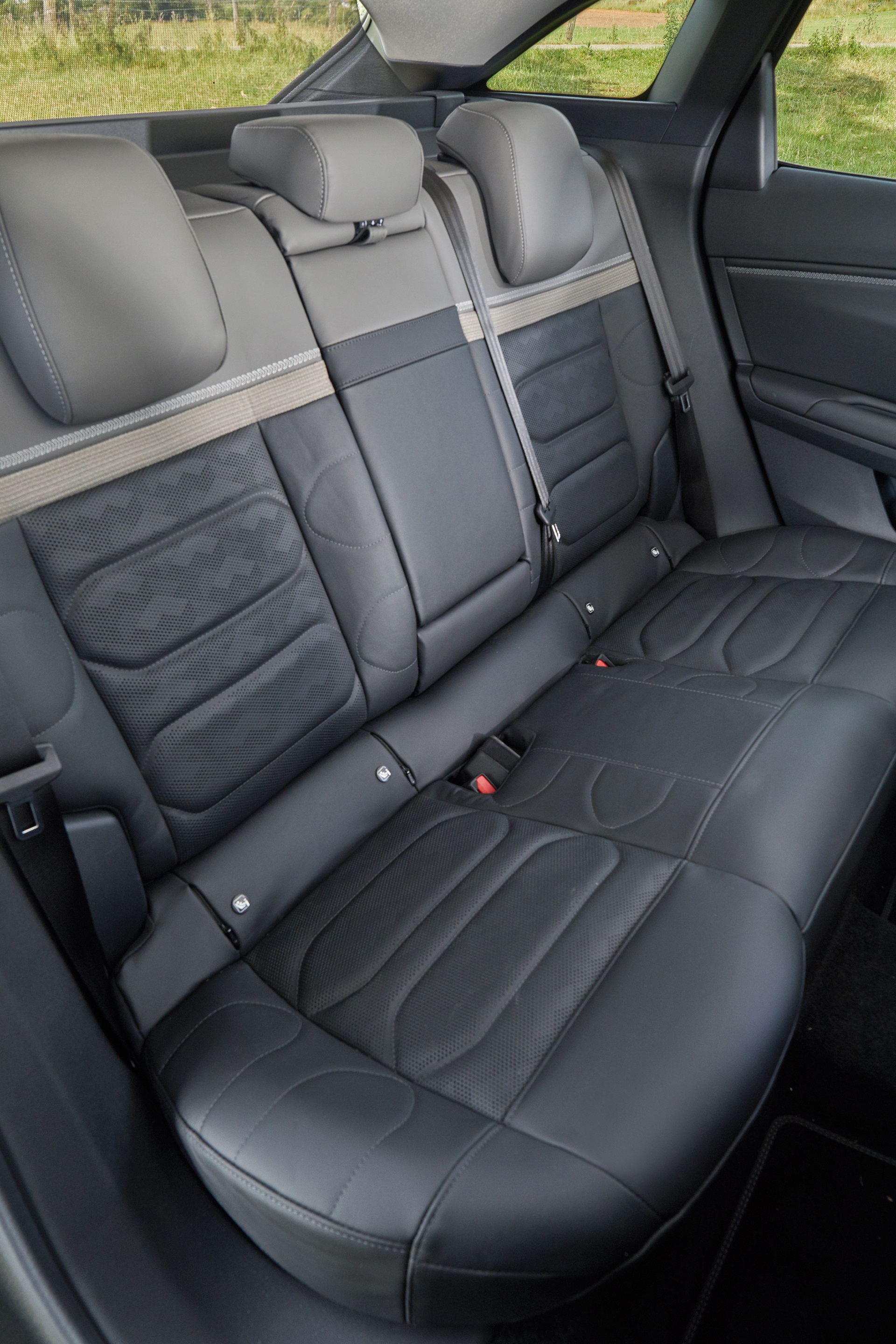 Download 2022 Citroën C5 X Hybrid - UK version - Interior, Rear Seats HD Phone Wallpaper 1920x2880 #71