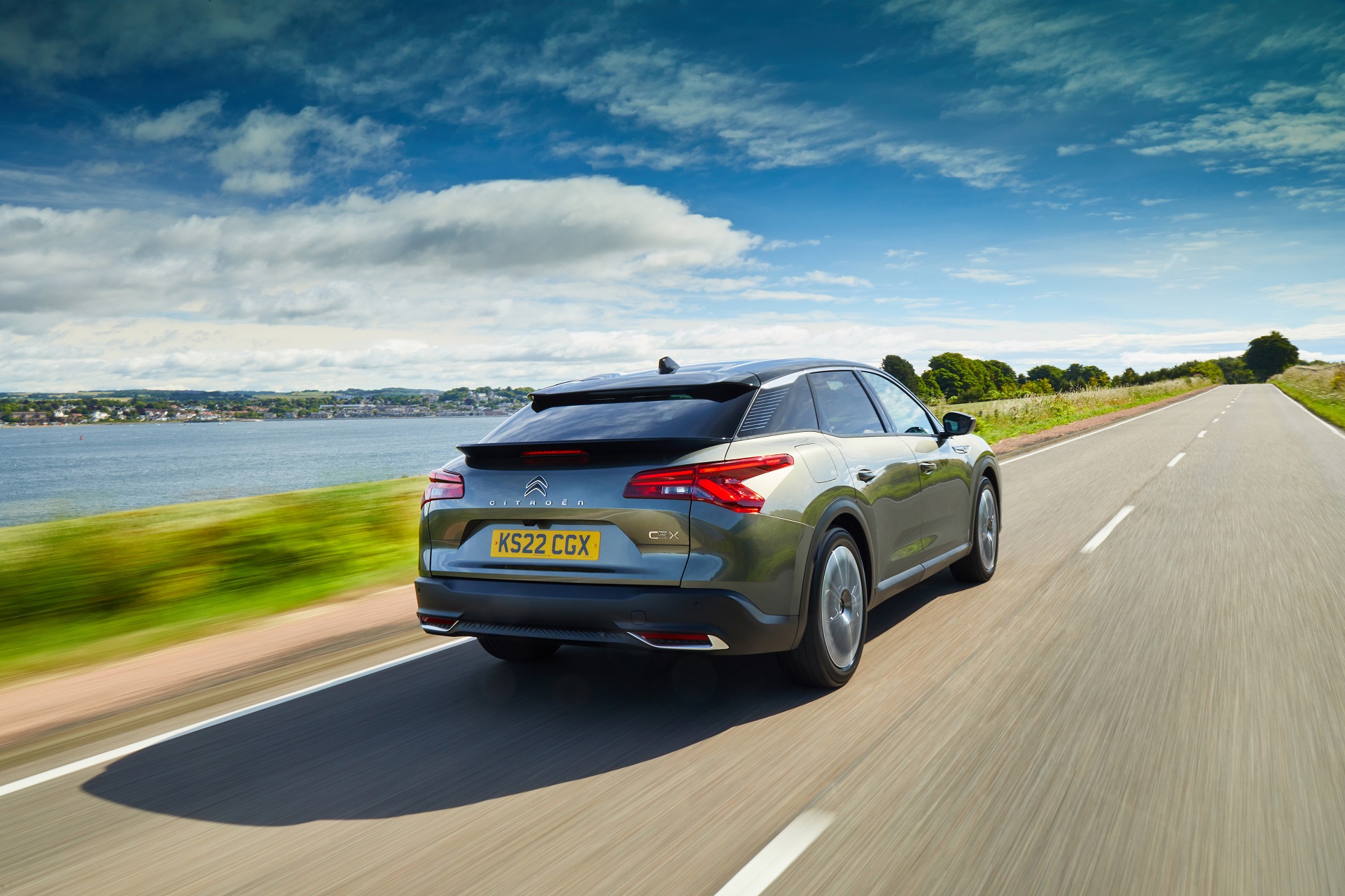 Download 2022 Citroën C5 X Hybrid - UK version - Rear Three-Quarter HD Wallpaper 1921x1280 #7