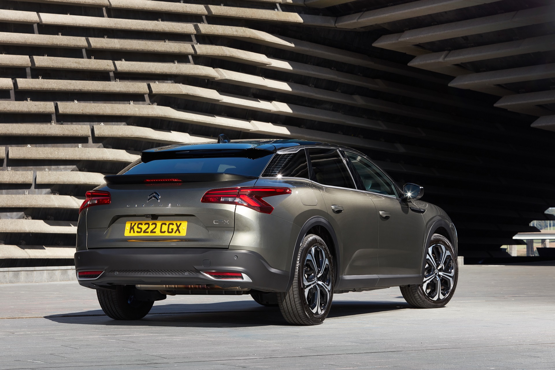 Download 2022 Citroën C5 X Hybrid - UK version - Rear Three-Quarter HD Wallpaper 1921x1280 #28