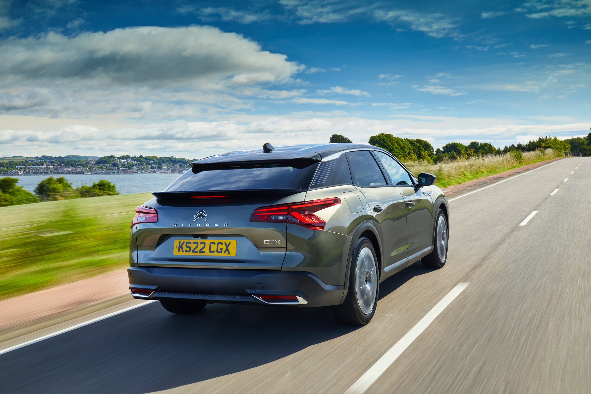 Download 2022 Citroën C5 X Hybrid - UK version - Rear Three-Quarter HD Wallpaper 1921x1280 #2
