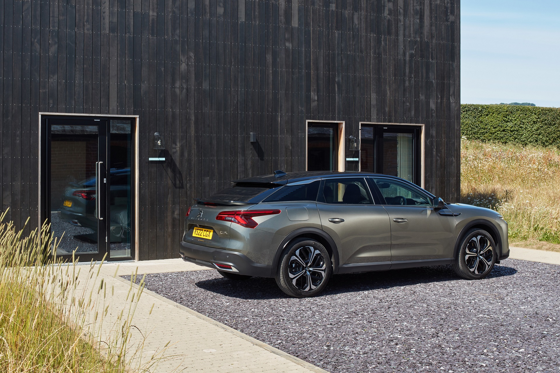 Download 2022 Citroën C5 X Hybrid - UK version - Rear Three-Quarter HD Wallpaper 1920x1280 #16