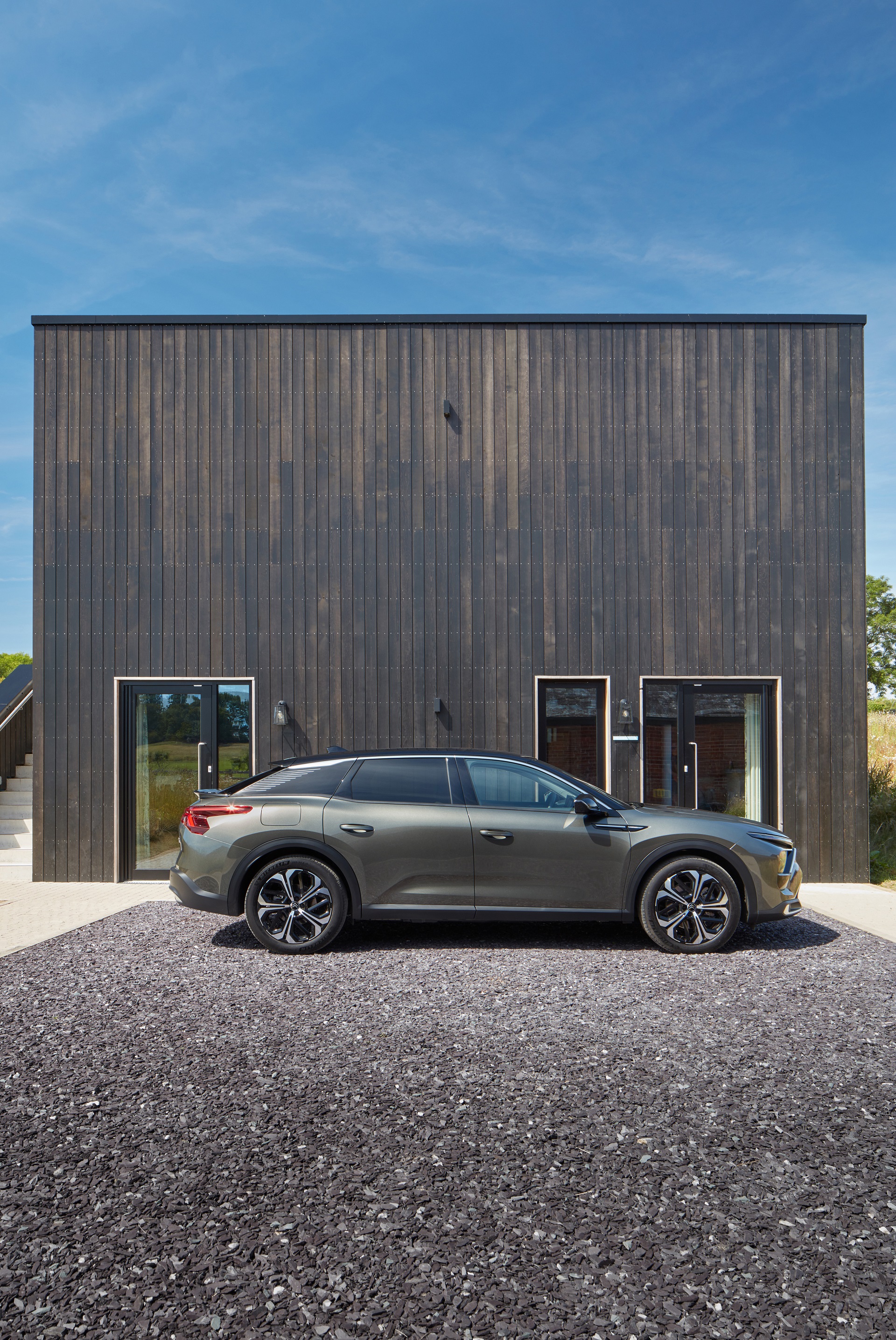 Download 2022 Citroën C5 X Hybrid - UK version - Side HD Phone Wallpaper 1920x2872 #20