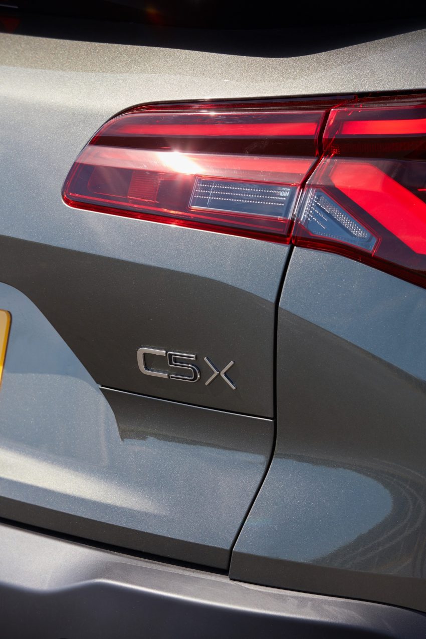 2022 Citroën C5 X Hybrid - UK version - Tail Light Phone Wallpaper 850x1275 #41