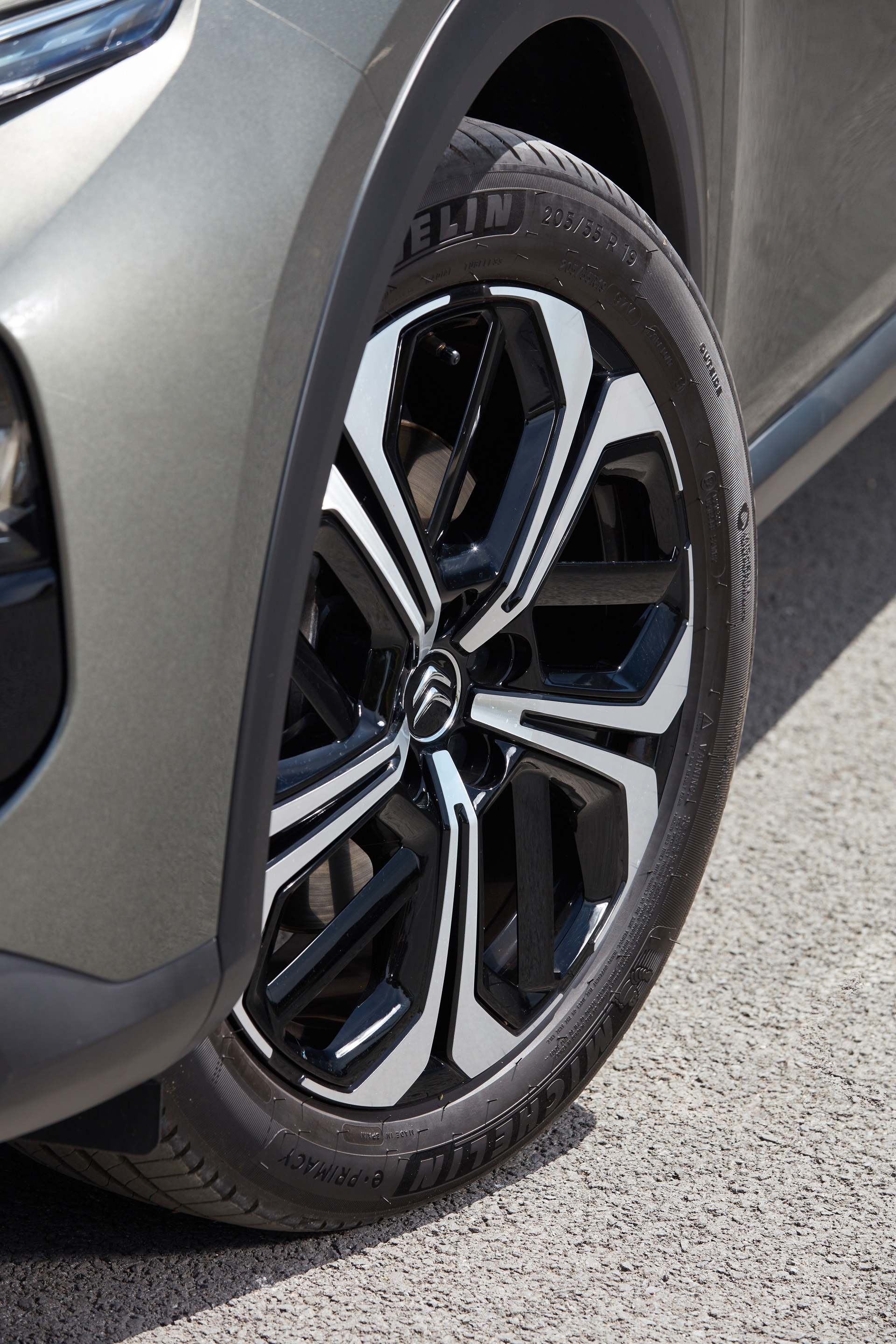 Download 2022 Citroën C5 X Hybrid - UK version - Wheel HD Phone Wallpaper 1920x2880 #36