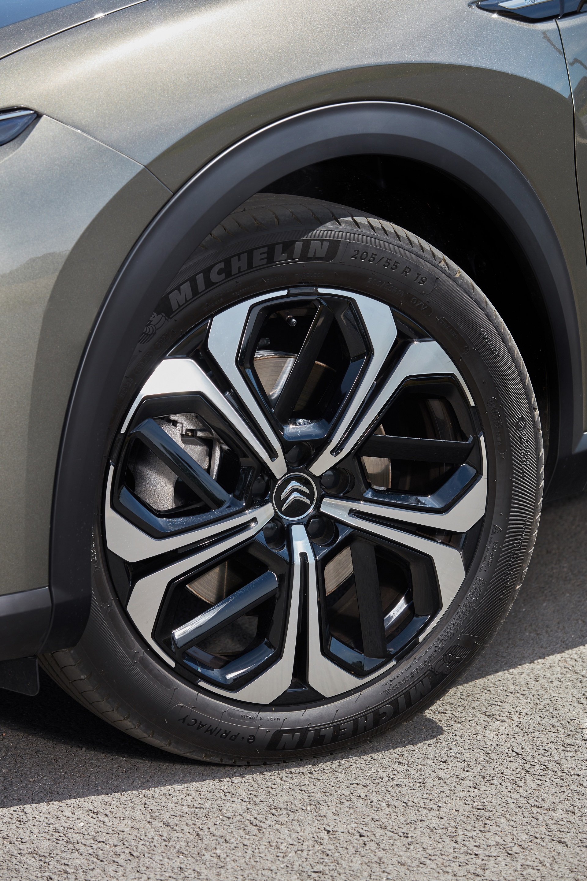 Download 2022 Citroën C5 X Hybrid - UK version - Wheel HD Phone Wallpaper 1920x2880 #37