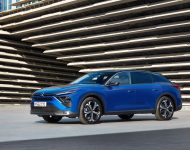2022 Citroën C5 X - UK version - Front Three-Quarter Wallpaper 190x150