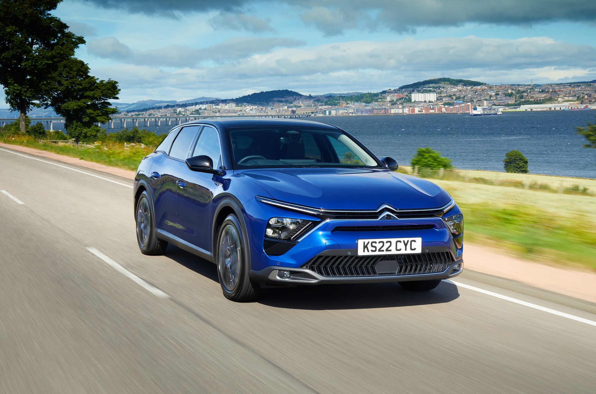 Download 2022 Citroën C5 X - UK version - Front Three-Quarter HD Wallpaper 1920x1270 #1