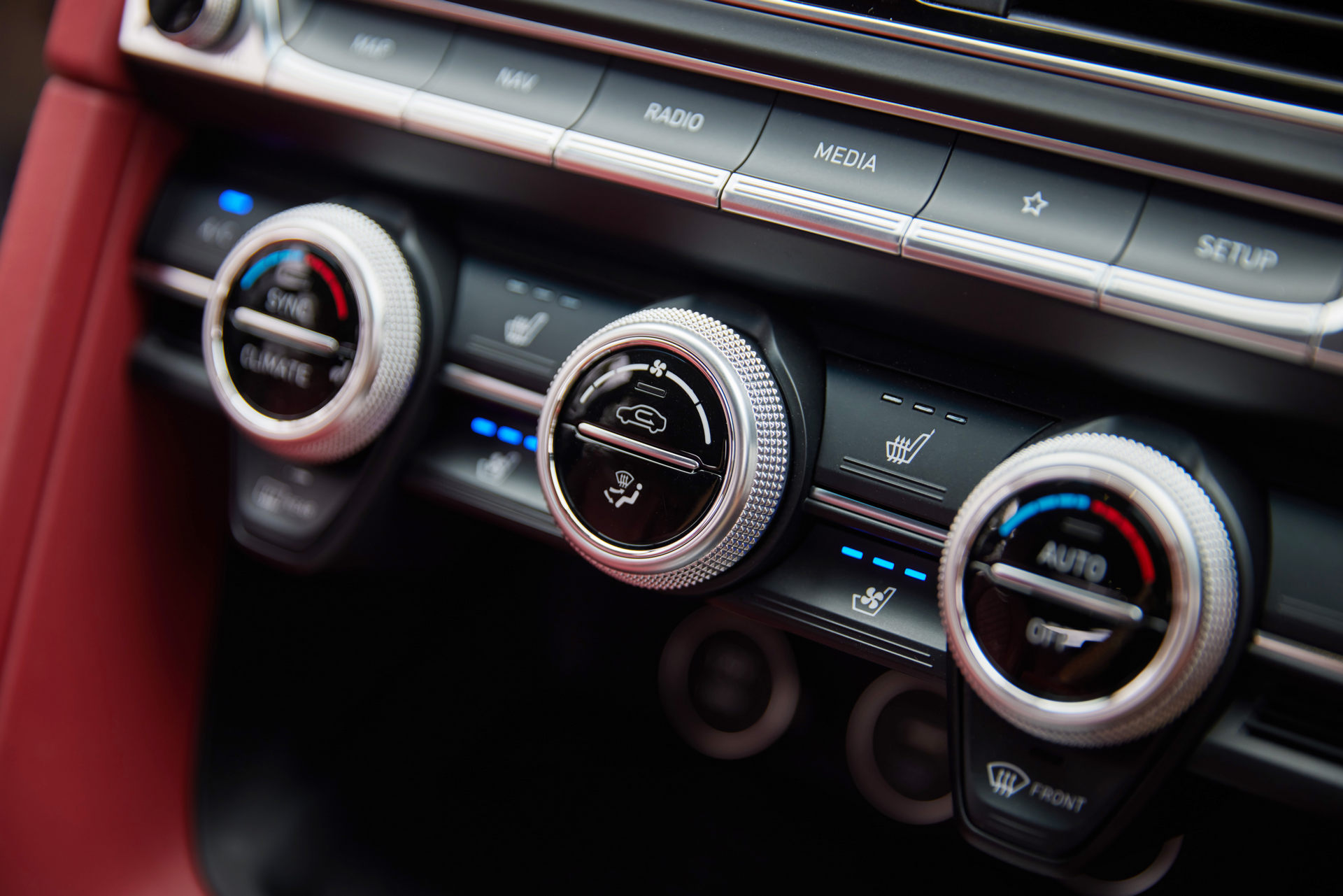 Download 2022 Genesis G70 Shooting Brake - Interior, Detail HD Wallpaper 1920x1281 #52