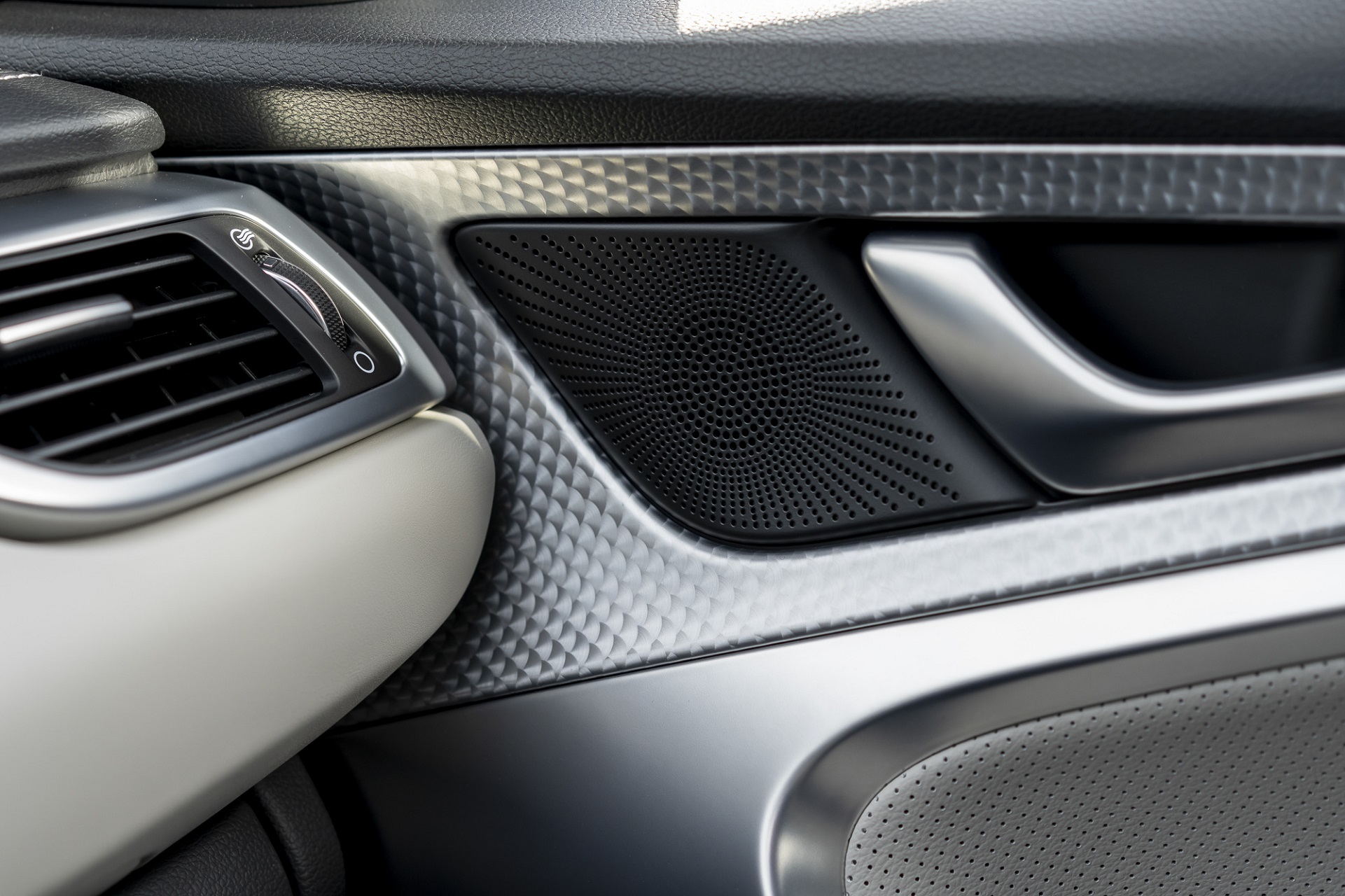 Download 2022 Genesis G70 Shooting Brake - Interior, Detail HD Wallpaper 1921x1280 #92