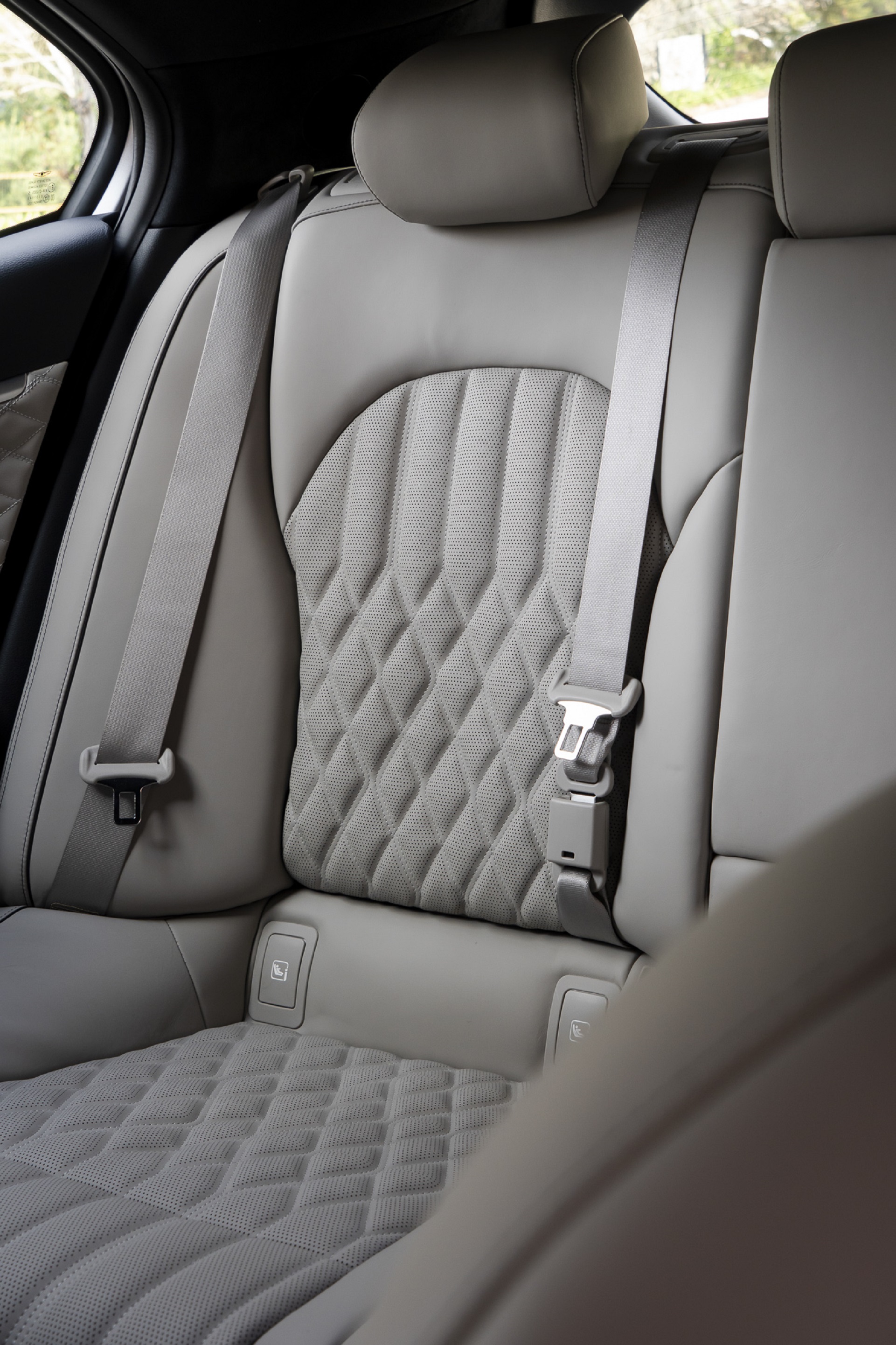 Download 2022 Genesis G70 Shooting Brake - Interior, Rear Seats HD Phone Wallpaper 1921x2882 #100