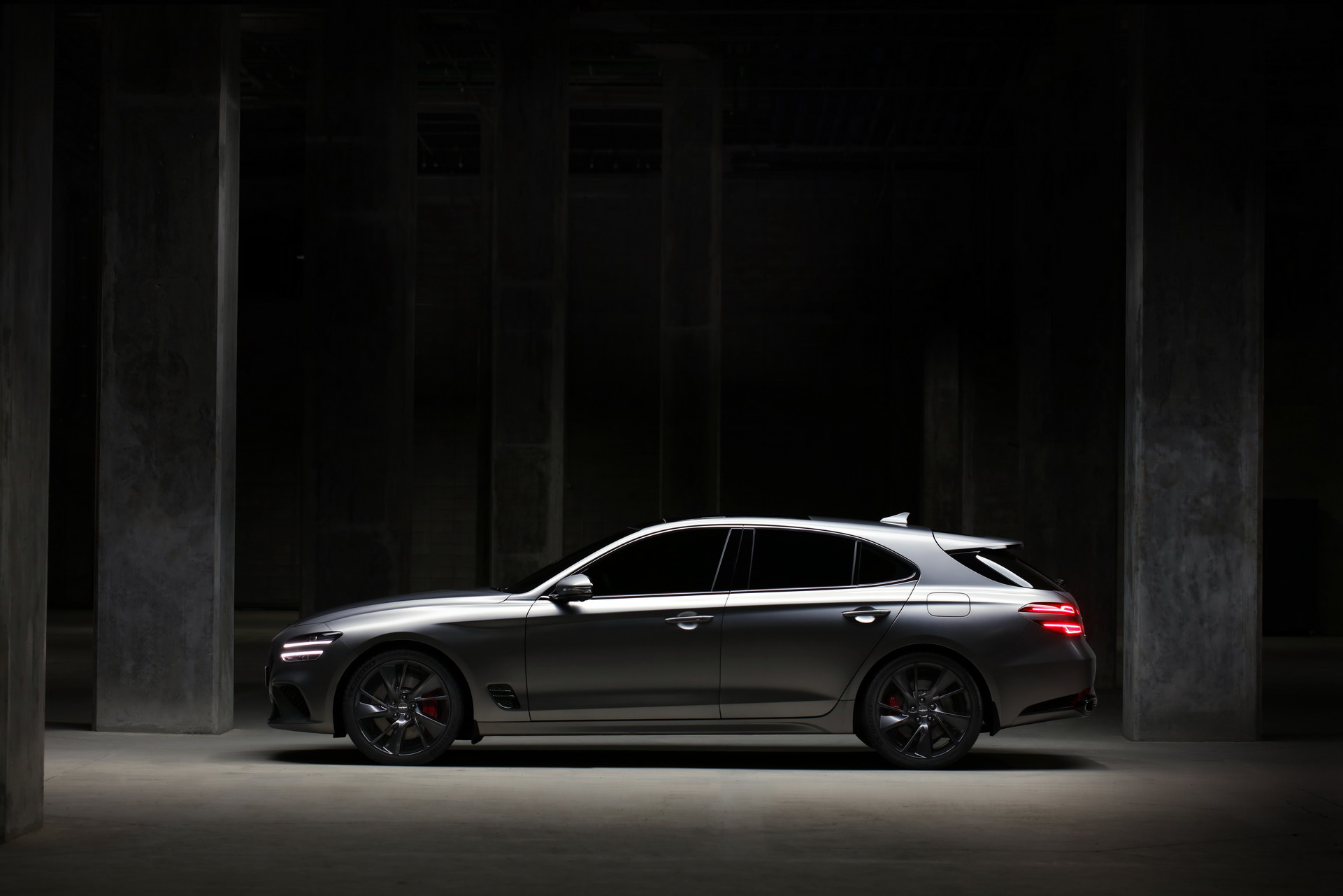 Download 2022 Genesis G70 Shooting Brake - Side HD Wallpaper 1921x1281 #125