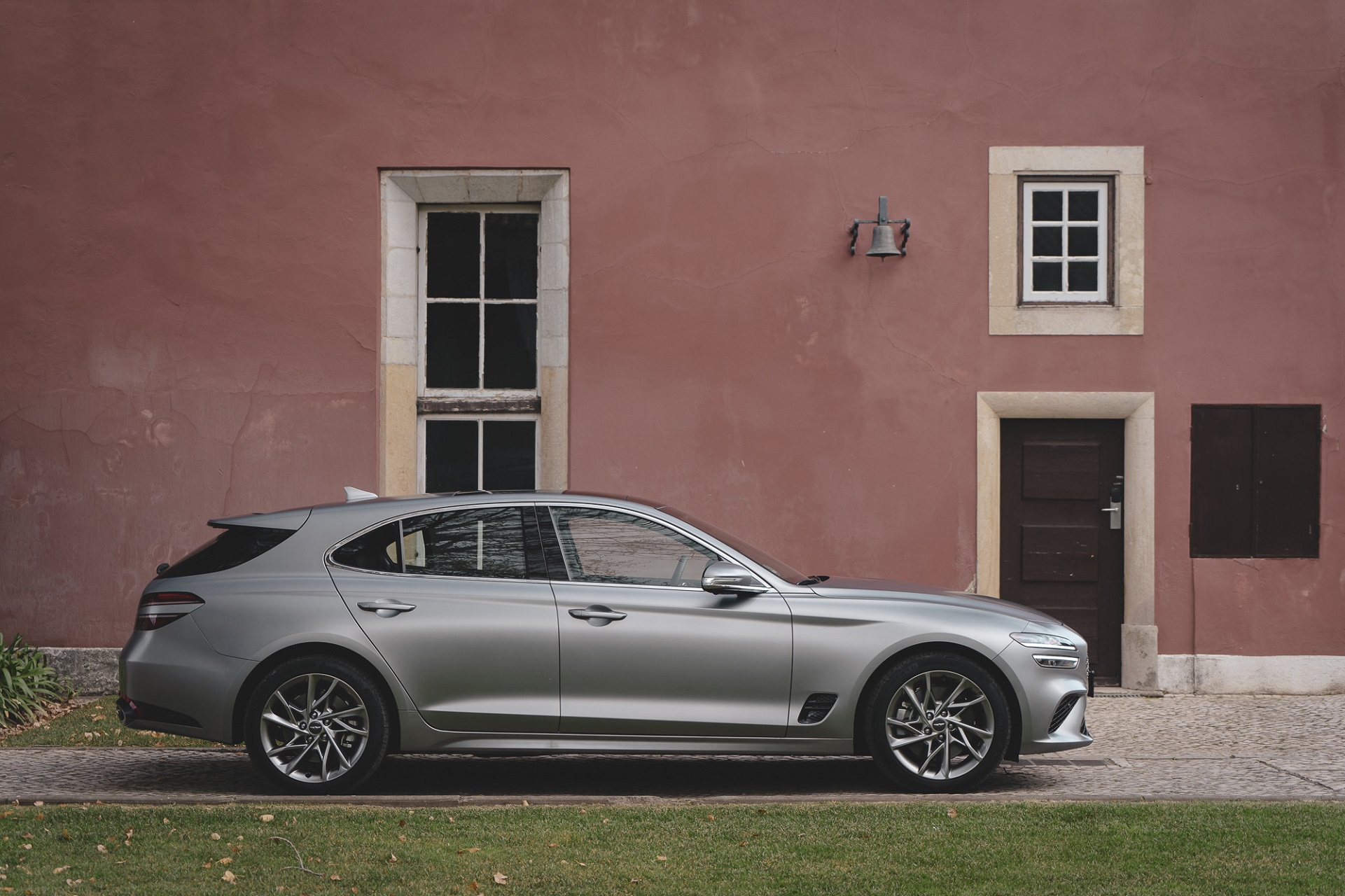 Download 2022 Genesis G70 Shooting Brake - Side HD Wallpaper 1921x1280 #110