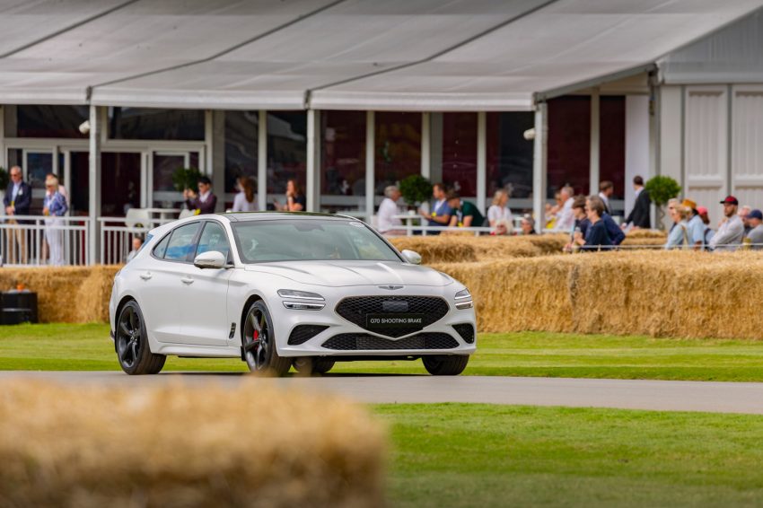 2022 Genesis G70 Shooting Brake - UK version - Front Three-Quarter Wallpaper 850x566 #7