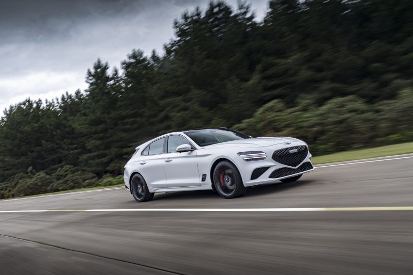 2022 Genesis G70 Shooting Brake - UK version - Front Three-Quarter Wallpaper 850x567 #2