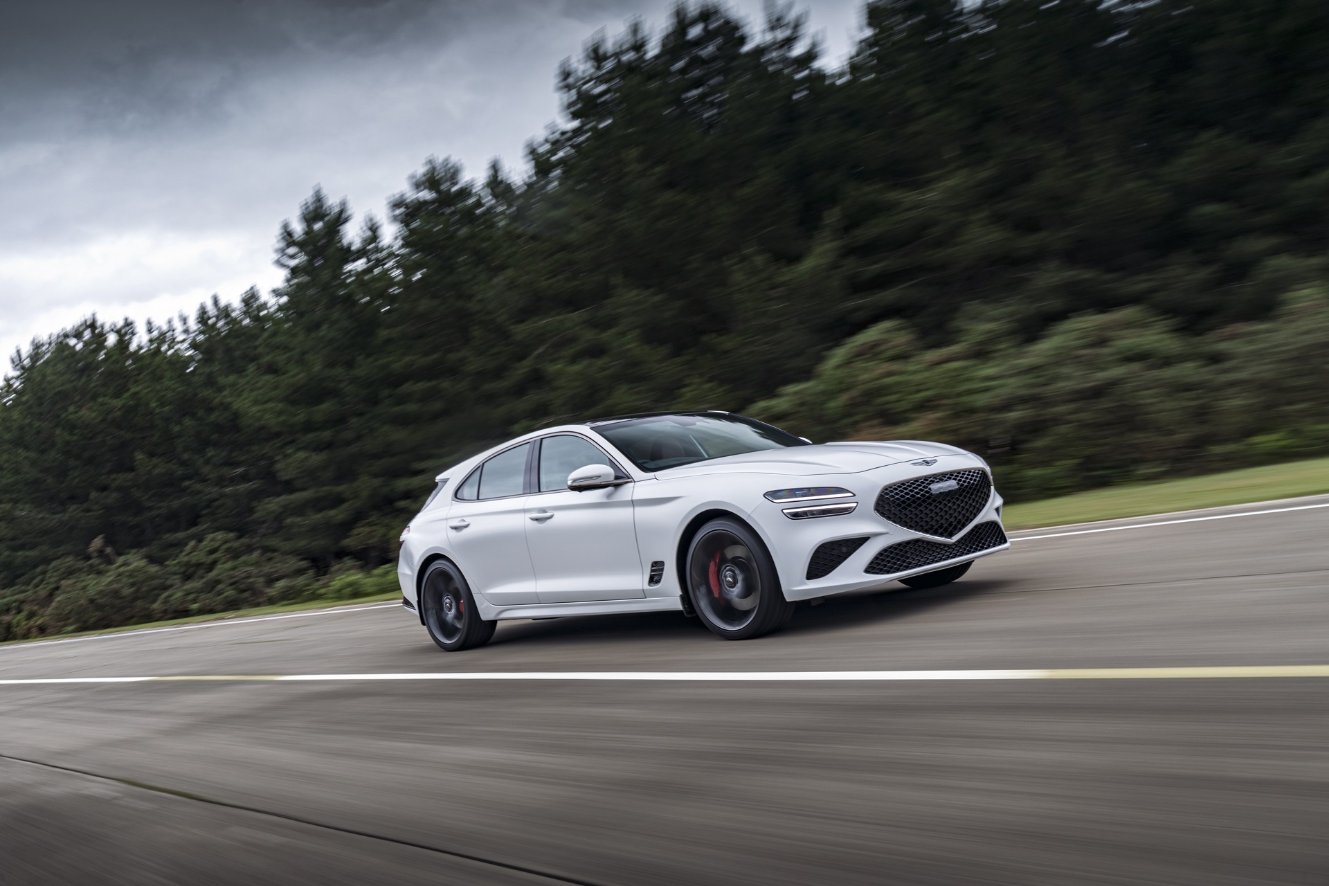 Download 2022 Genesis G70 Shooting Brake - UK version - Front Three-Quarter HD Wallpaper 1920x1280 #2