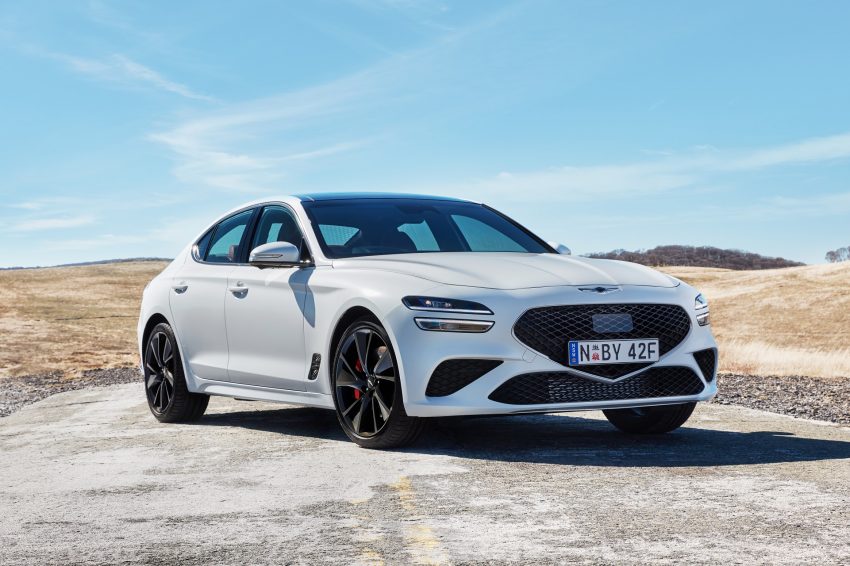 2022 Genesis G70 Sport with Luxury Pack - Front Three-Quarter Wallpaper 850x566 #1