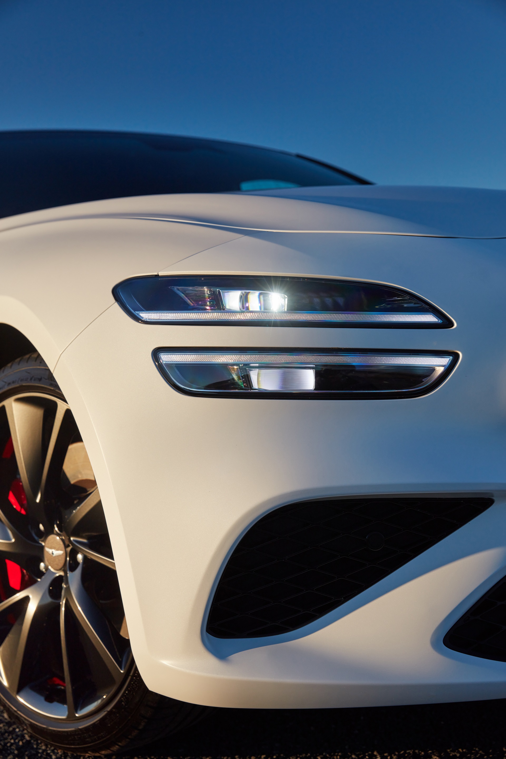 Download 2022 Genesis G70 Sport with Luxury Pack - Headlight HD Phone Wallpaper 1921x2880 #28