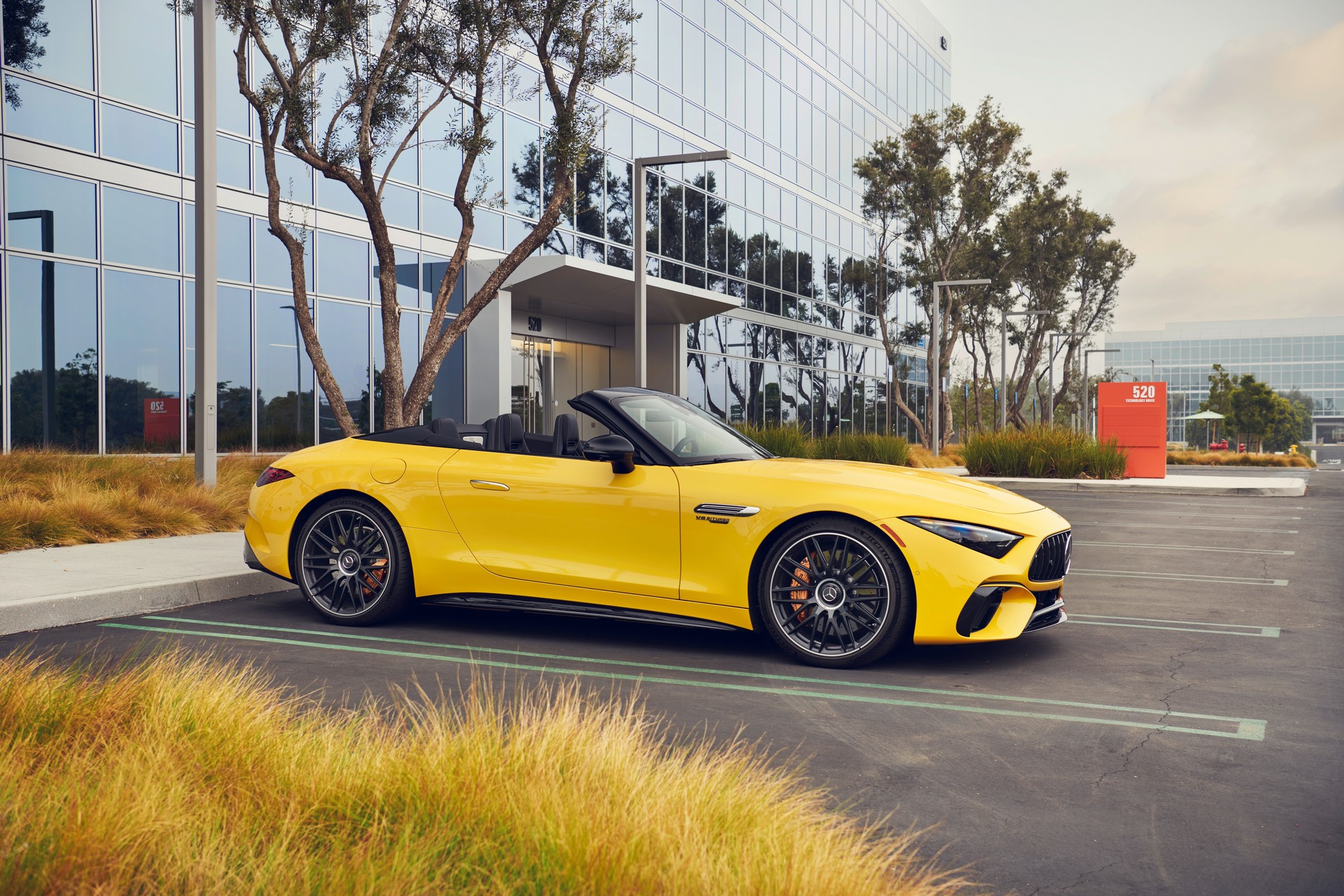 Download 2022 Mercedes-AMG SL 63 4Matic+ - US version - Front Three-Quarter HD Wallpaper 1920x1280 #12