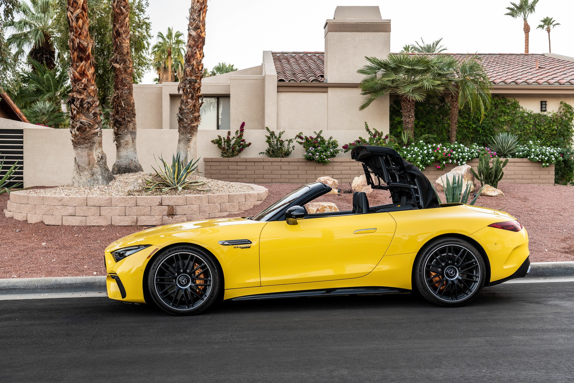 Download 2022 Mercedes-AMG SL 63 4Matic+ - US version - Side HD Wallpaper 1920x1280 #15
