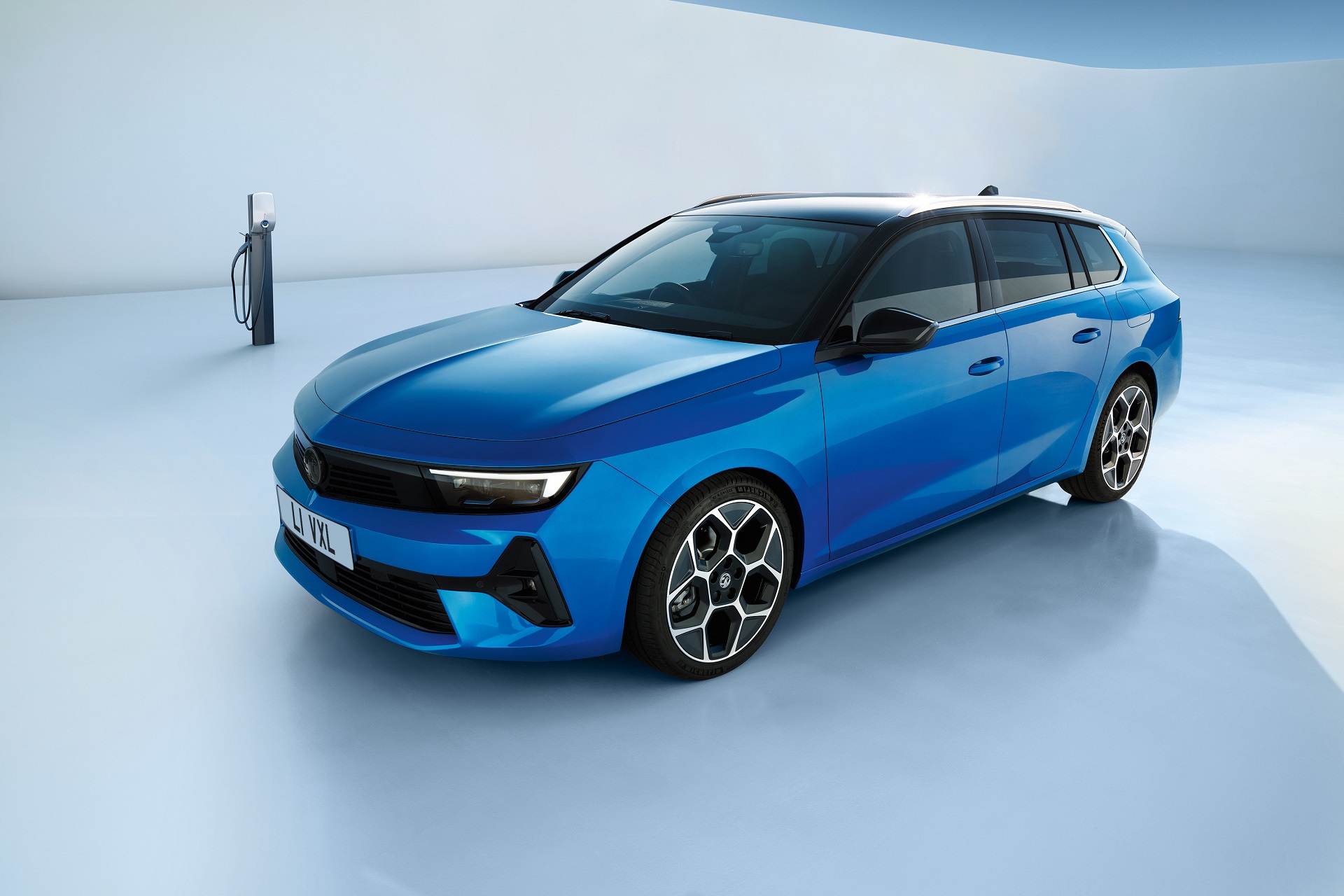Download 2022 Vauxhall Astra Sports Tourer - Front Three-Quarter HD Wallpaper 1920x1280 #14