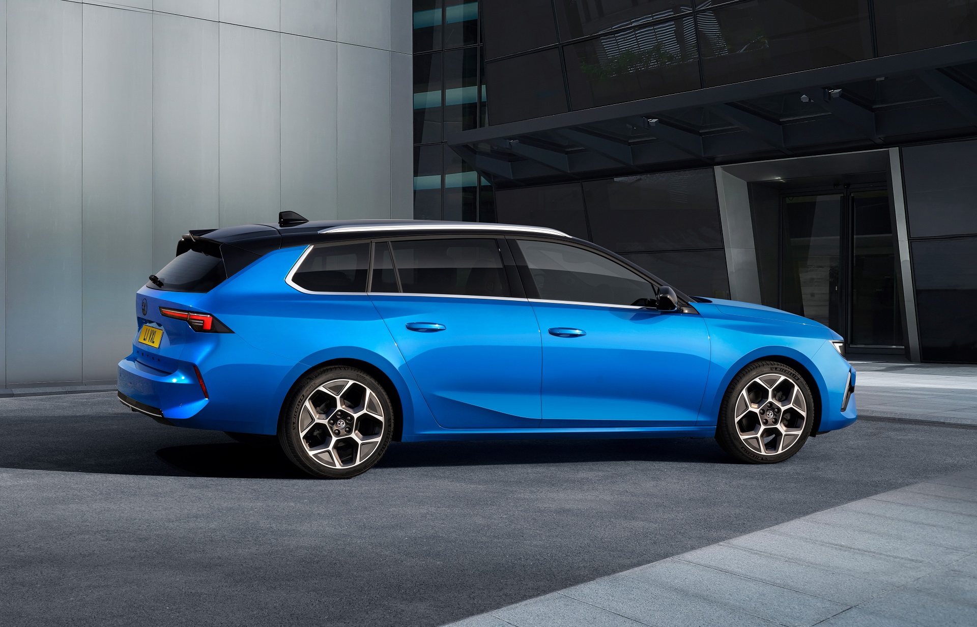 Download 2022 Vauxhall Astra Sports Tourer - Side HD Wallpaper 1920x1232 #9