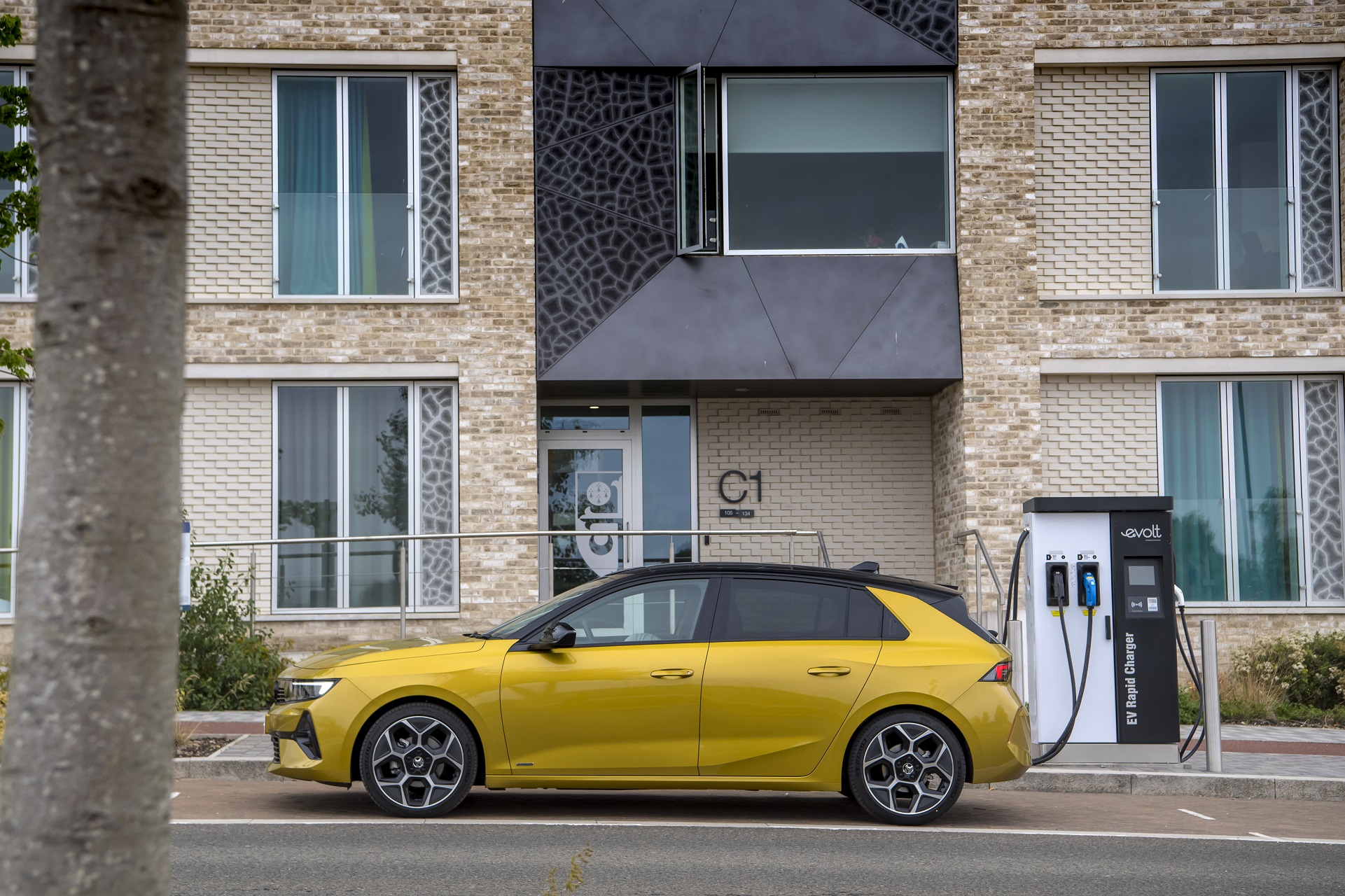 Download 2022 Vauxhall Astra Ultimate - Front Three-Quarter HD Wallpaper 1921x1280 #22