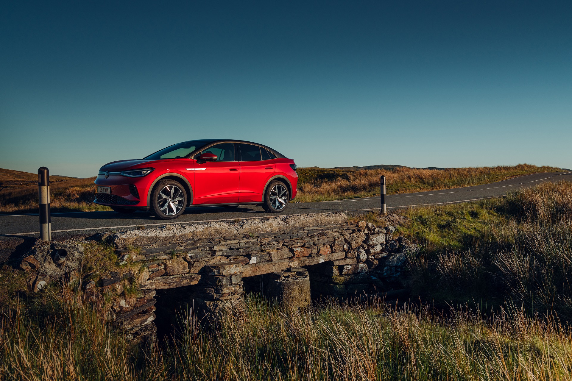 Download 2022 Volkswagen ID.5 GTX - UK version - Front Three-Quarter HD Wallpaper 1921x1280 #13