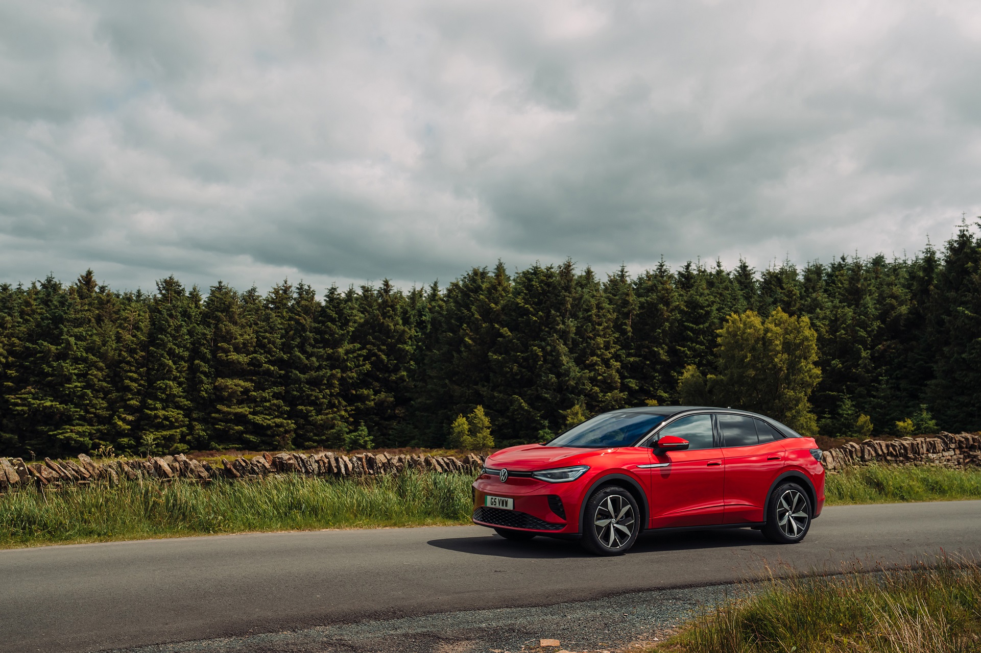 Download 2022 Volkswagen ID.5 GTX - UK version - Front Three-Quarter HD Wallpaper 1921x1280 #9