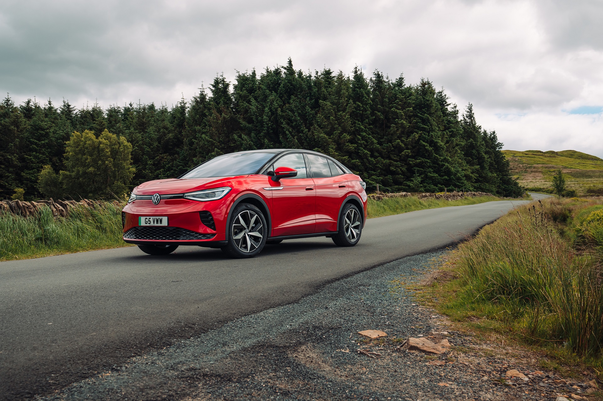 Download 2022 Volkswagen ID.5 GTX - UK version - Front Three-Quarter HD Wallpaper 1921x1280 #10