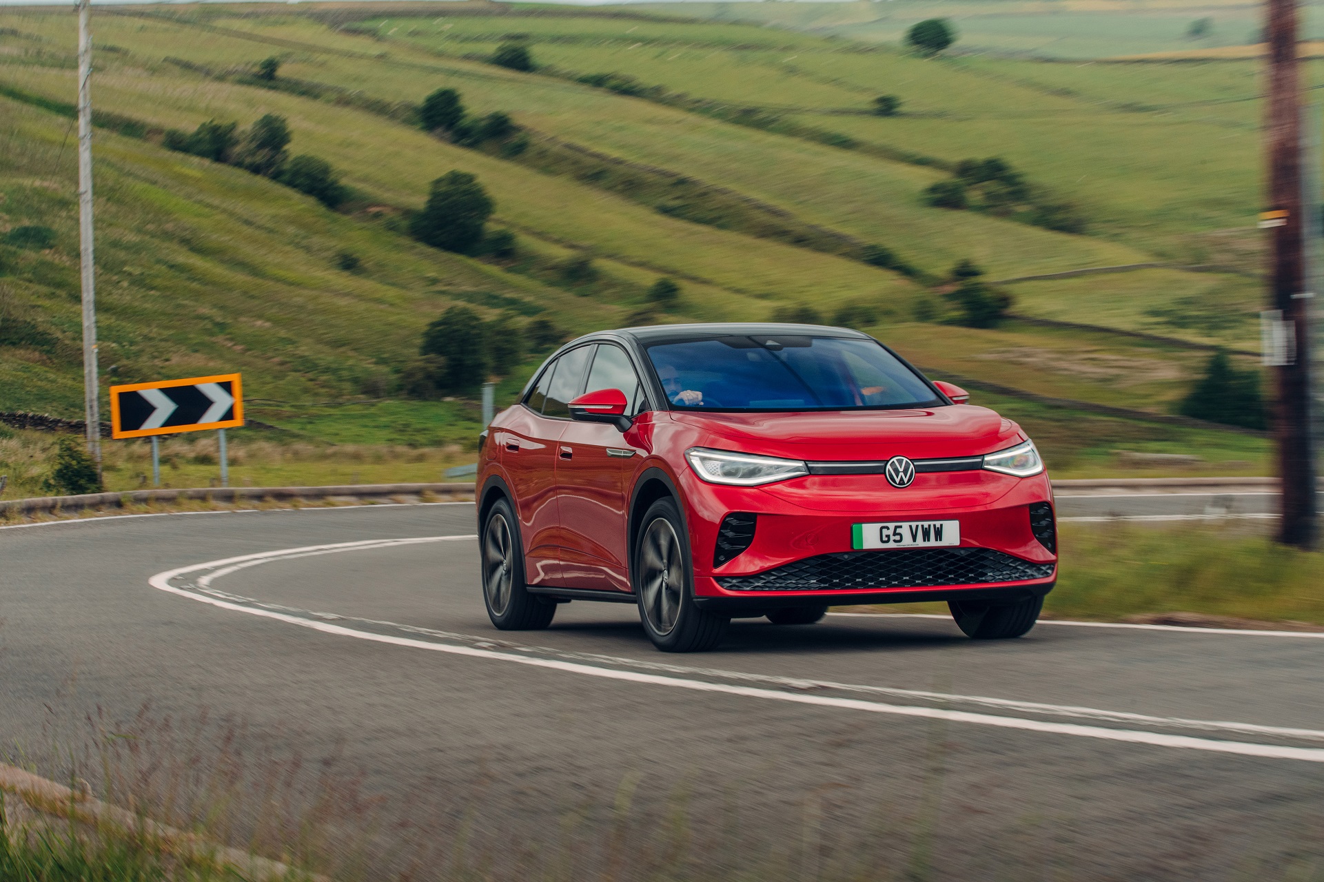 Download 2022 Volkswagen ID.5 GTX - UK version - Front Three-Quarter HD Wallpaper 1921x1280 #1