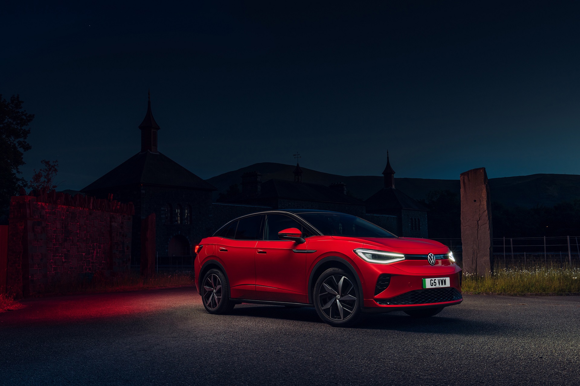 Download 2022 Volkswagen ID.5 GTX - UK version - Front Three-Quarter HD Wallpaper 1921x1280 #17